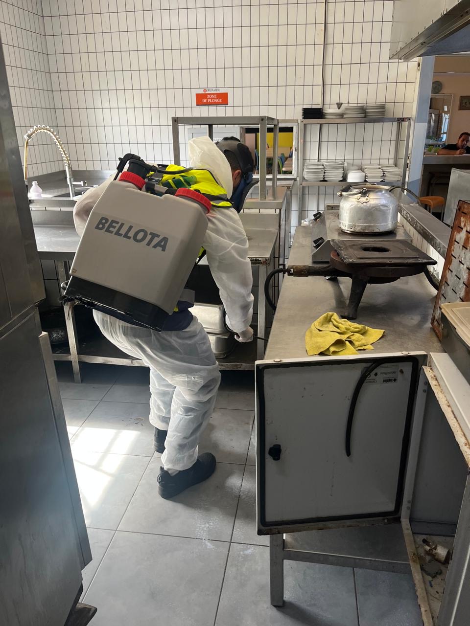 Intervention NOVAPACE avec pulvérisateur dans une cuisine professionnelle