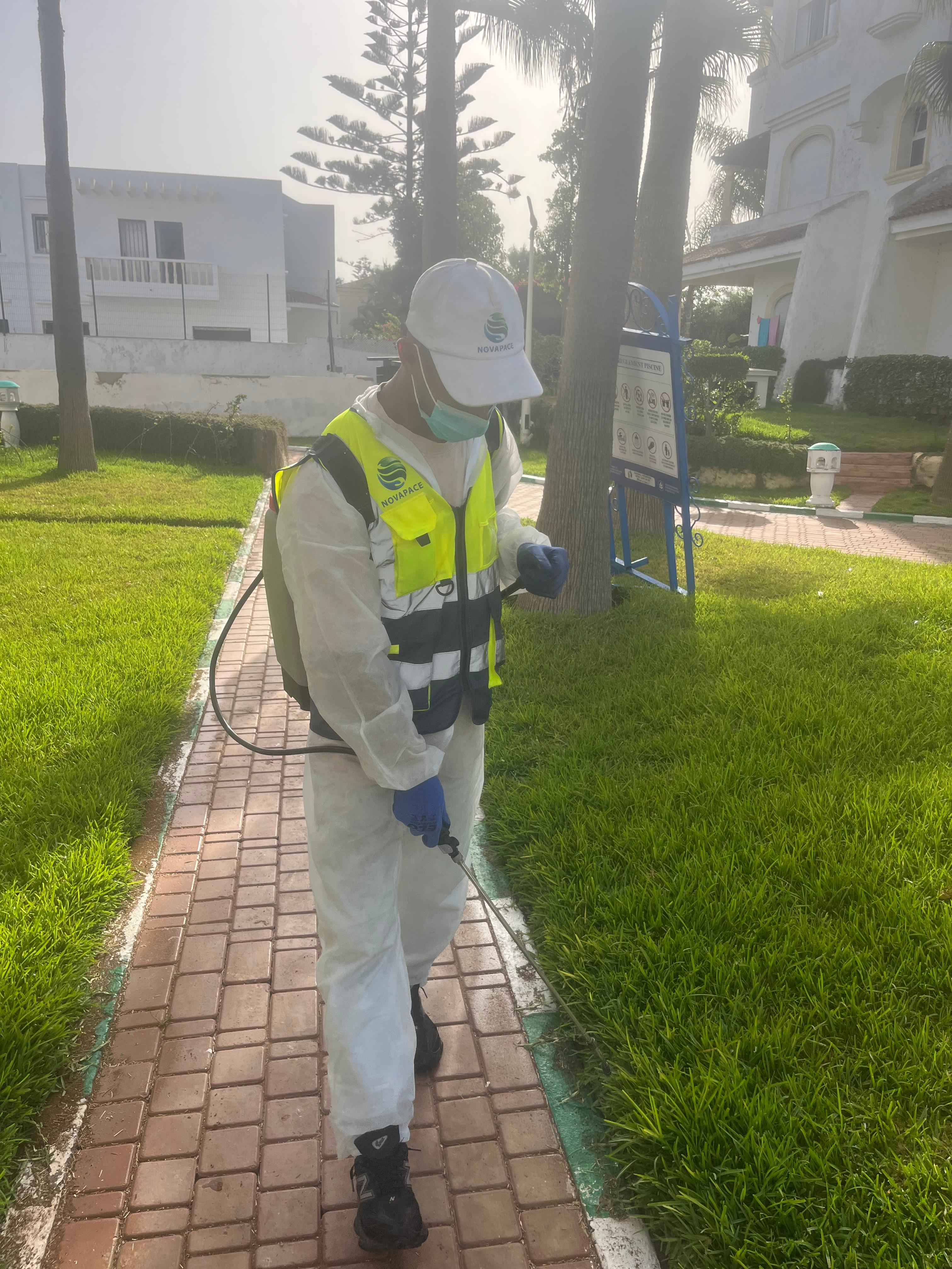 Technicien NOVAPACE équipé pour une intervention extérieure